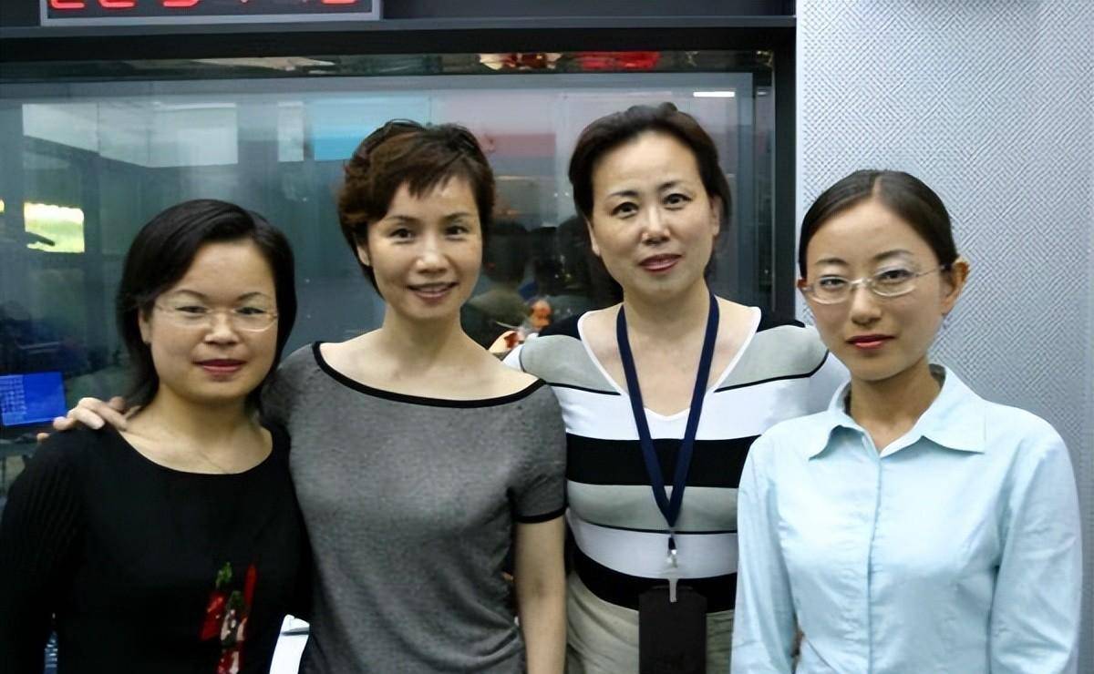 前电视主持人徐俐,素颜照满面春风有气质,她和二婚老公很幸福_张天蔚