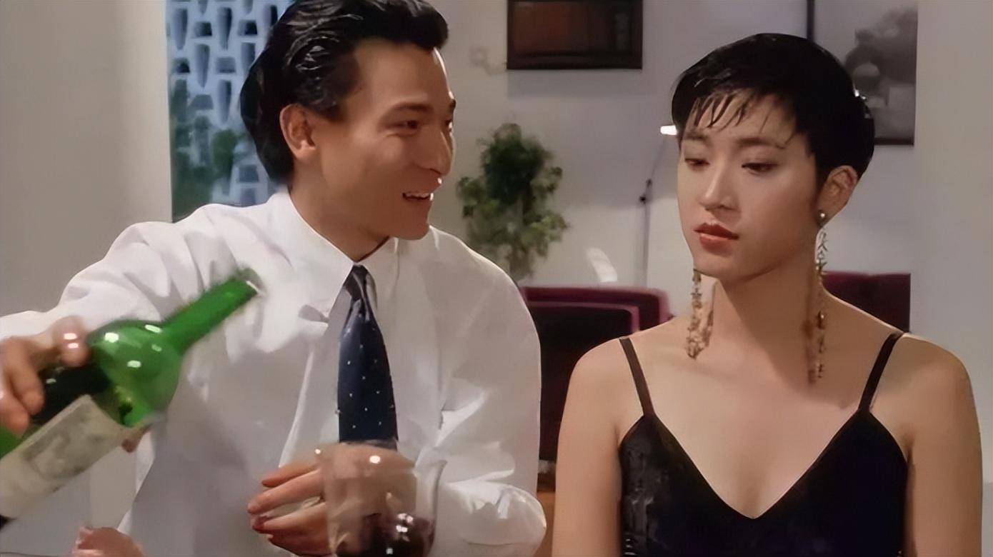 在电影《赌侠》中饰演的大小姐龙九,与刘德华在电影中的倒酒桥段,一