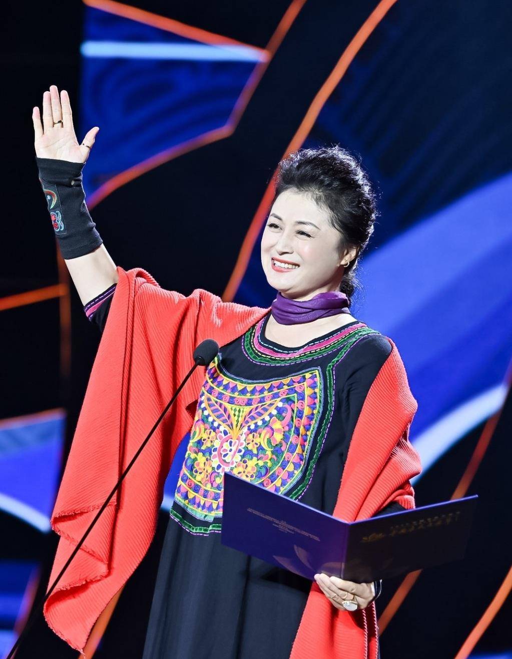 刘翔前妻近照曝光,长腿吸睛身材瘦成纸片人,长相神似"谢大脚"_葛天