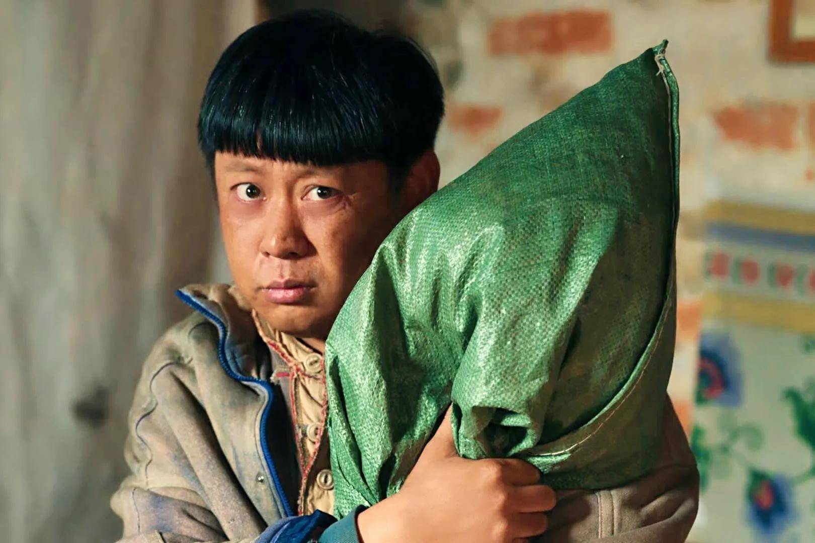 《狂飙》"傻子"李青—演员王宏,身份背景竟然这么强大!