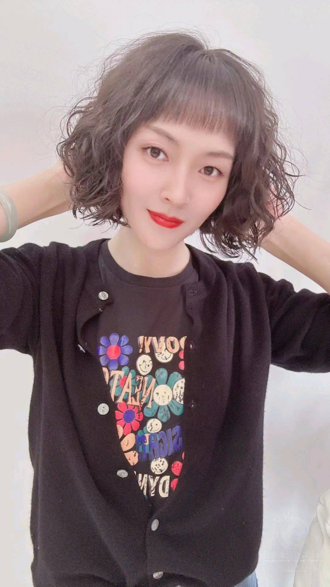 整款发型长度定在脖子周围边线相对比较整齐虽然看着简单但却十分