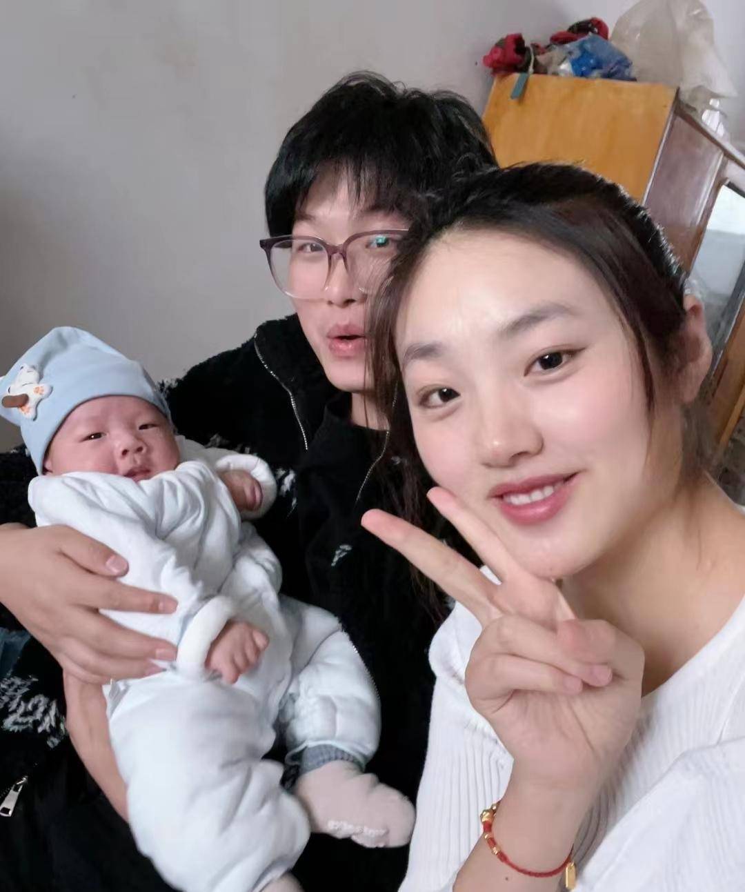 田静弟媳晒全家福,一家三口同框照幸福满满_景甜_直播_田鑫浩