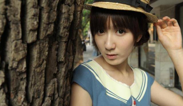 这些照片可以看出生活中的娄艺潇是个文静,内向的女生,与"胡一菲"的