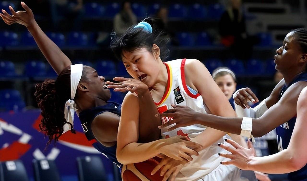 一套是郑海霞为中锋的大个阵容,另一套是以李冬梅为中锋的小个阵容