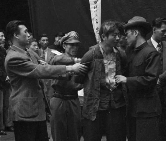 1947年，地下党同志被枪毙前，冲台下喊道：家中有狗，替我照顾好 - 史海钩沉