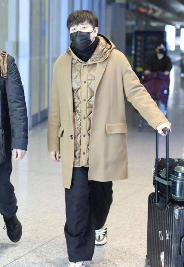 翟天临罕见走机场胖到不敢认!