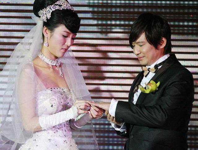 曾与亡妻冥婚,娶小22岁美女模特,如今55岁的叶世荣婚姻很幸福_许韵珊