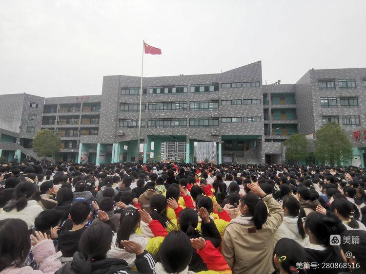 唐河县思源实验学校:隆重召开2023年春期开学典礼暨心理健康励志报告