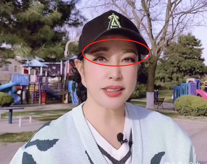 65岁刘晓庆在公园拍视频!