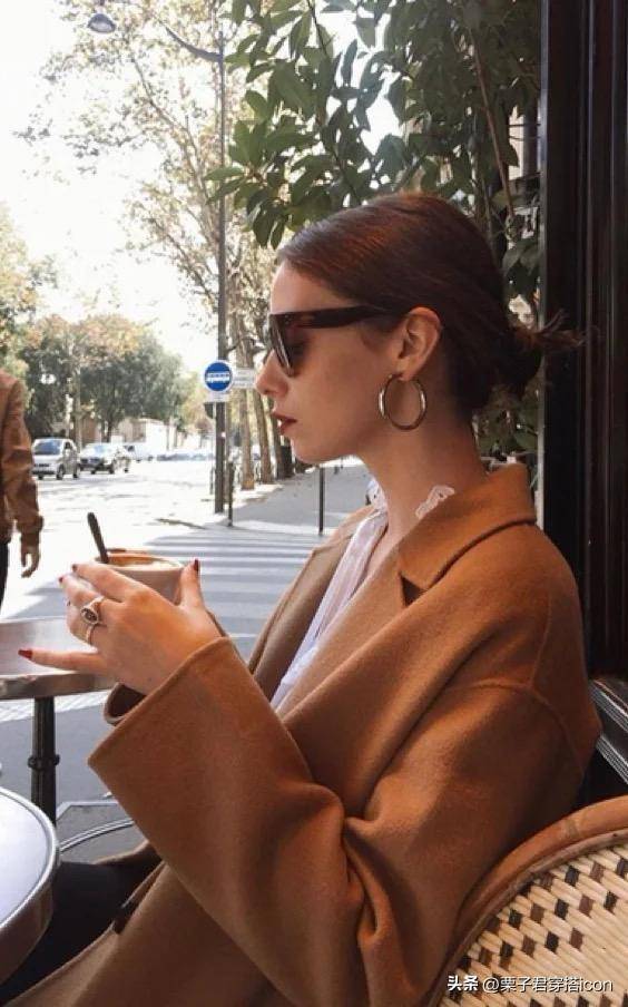 干练的盘发造型搭配个大的金色耳圈复古耳环,一键get简约时髦超帅气的