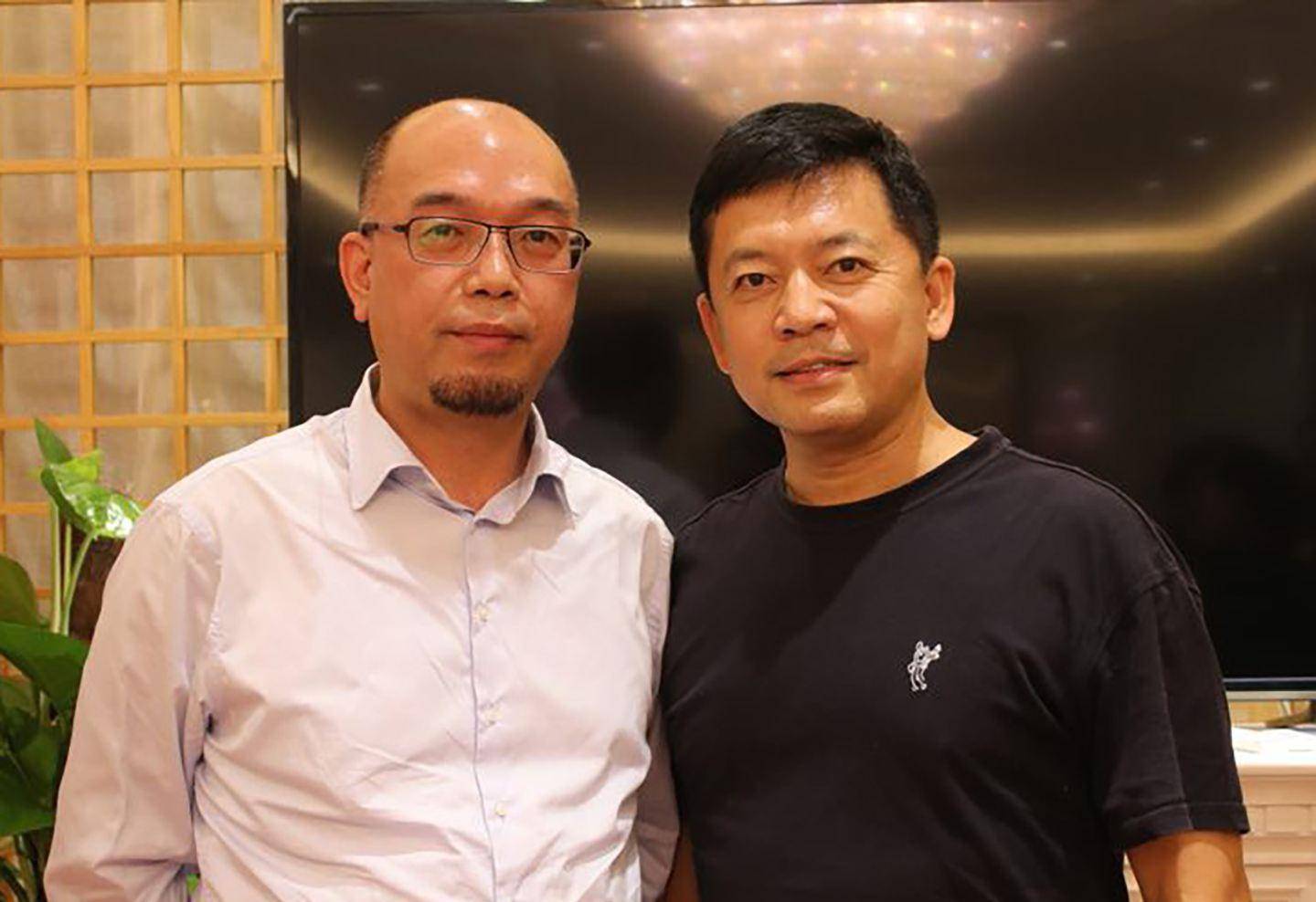 老戏骨何政军晒健身照,身材健硕像青壮年,因吸烟导致牙齿不好?