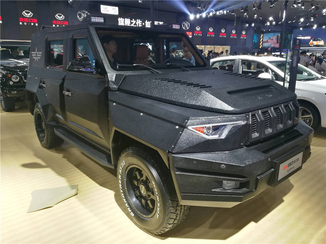 bj80捍卫者的前脸矩阵排列的气势凌人,碳纤维色调的车身_搜狐汽车