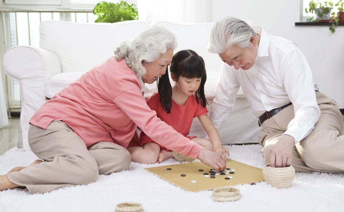 为什么说老人跟子女养老时要提条件?74岁老人:人不为己天诛地灭_事情_