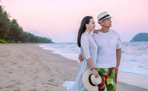 近日,张丹露在微博晒了几张在国外的大片,两人一同享受生活.