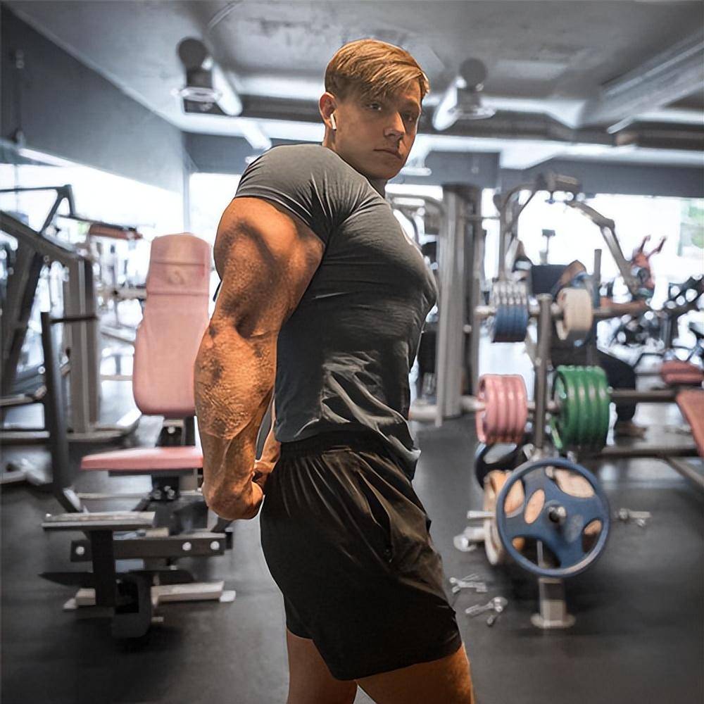 19岁小伙子,5年时间改造身材,如今肌肉爆表,卧推165公斤_训练_健身