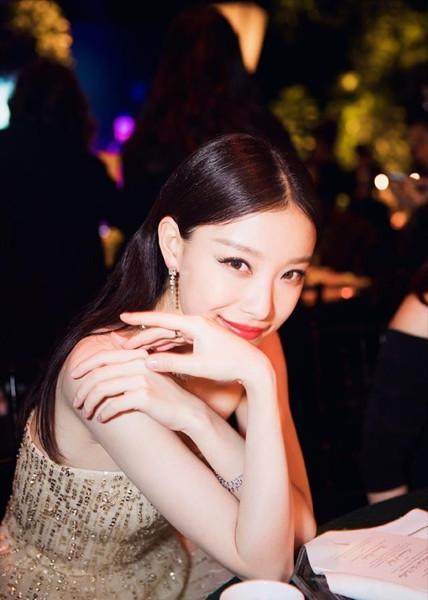 倪妮把嘴整成姚晨,五官大变样?网友:身材再好也救不了!