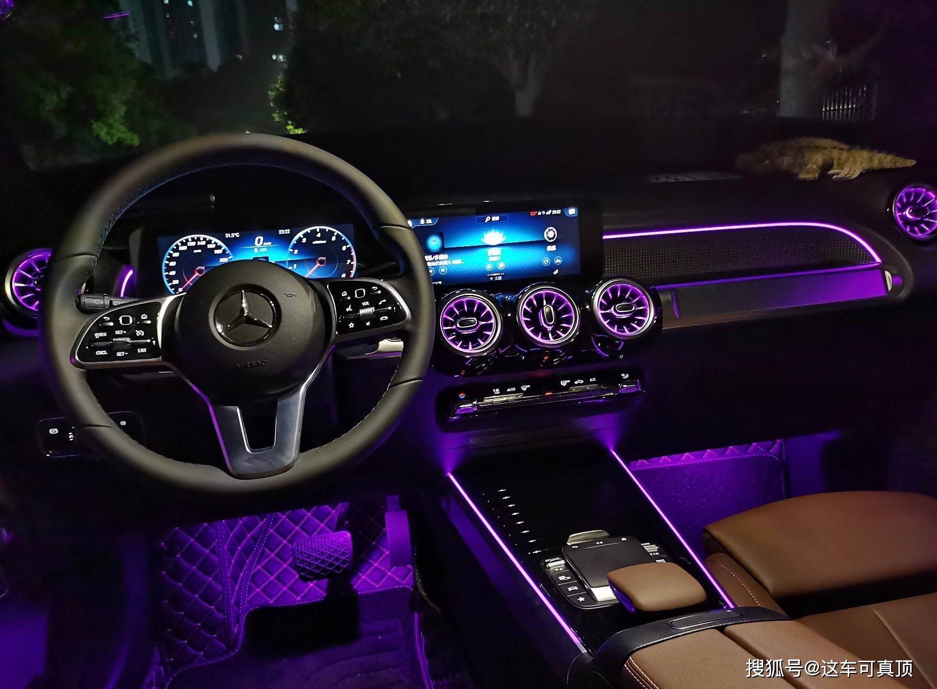 氛围灯一直是奔驰内饰的杀手锏,在奔驰glb这里当然也不例外.