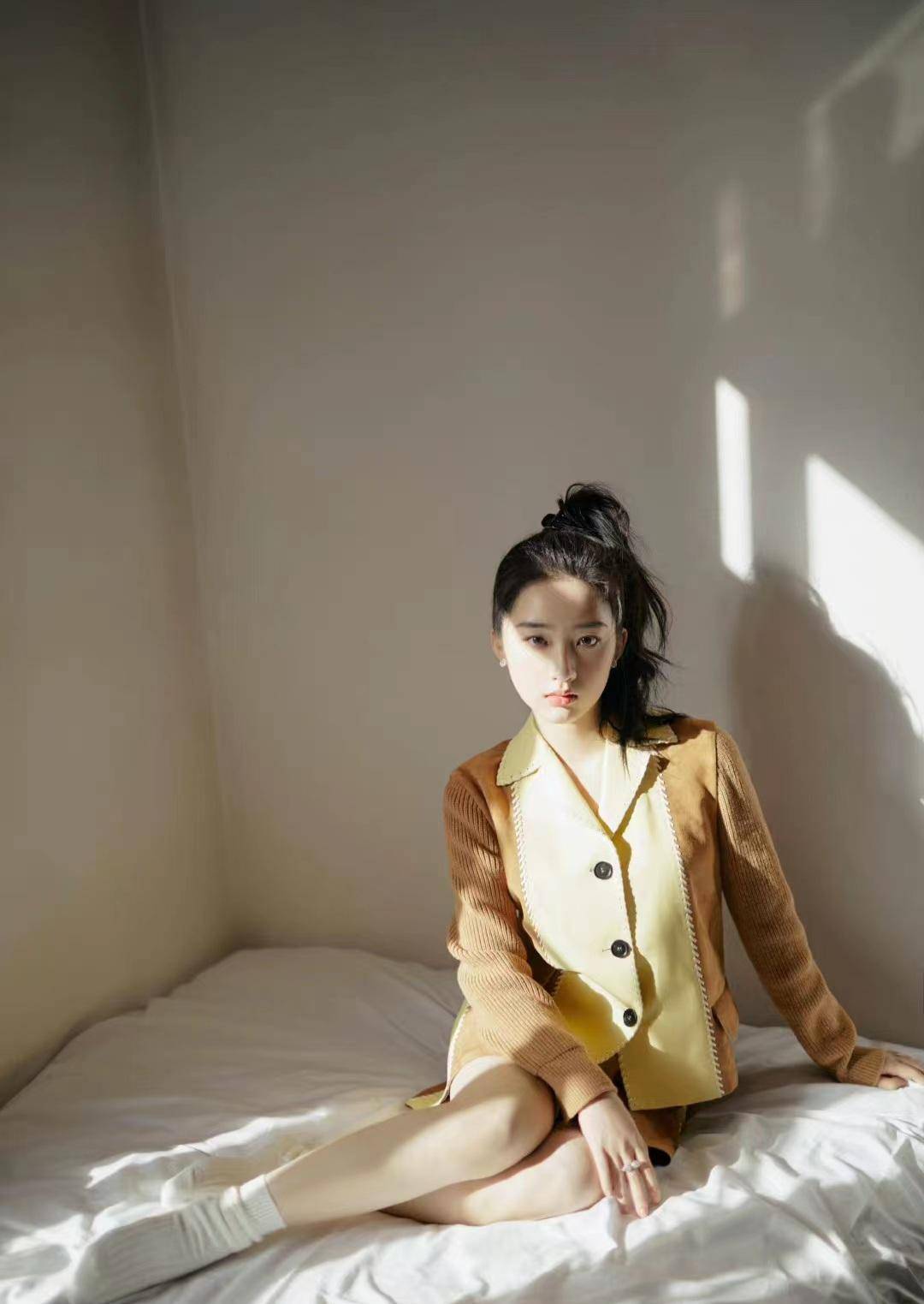 邓恩熙晒平遥冬日暖阳大片,穿棕色拼接开衫配套装短裙,温暖治愈_时尚