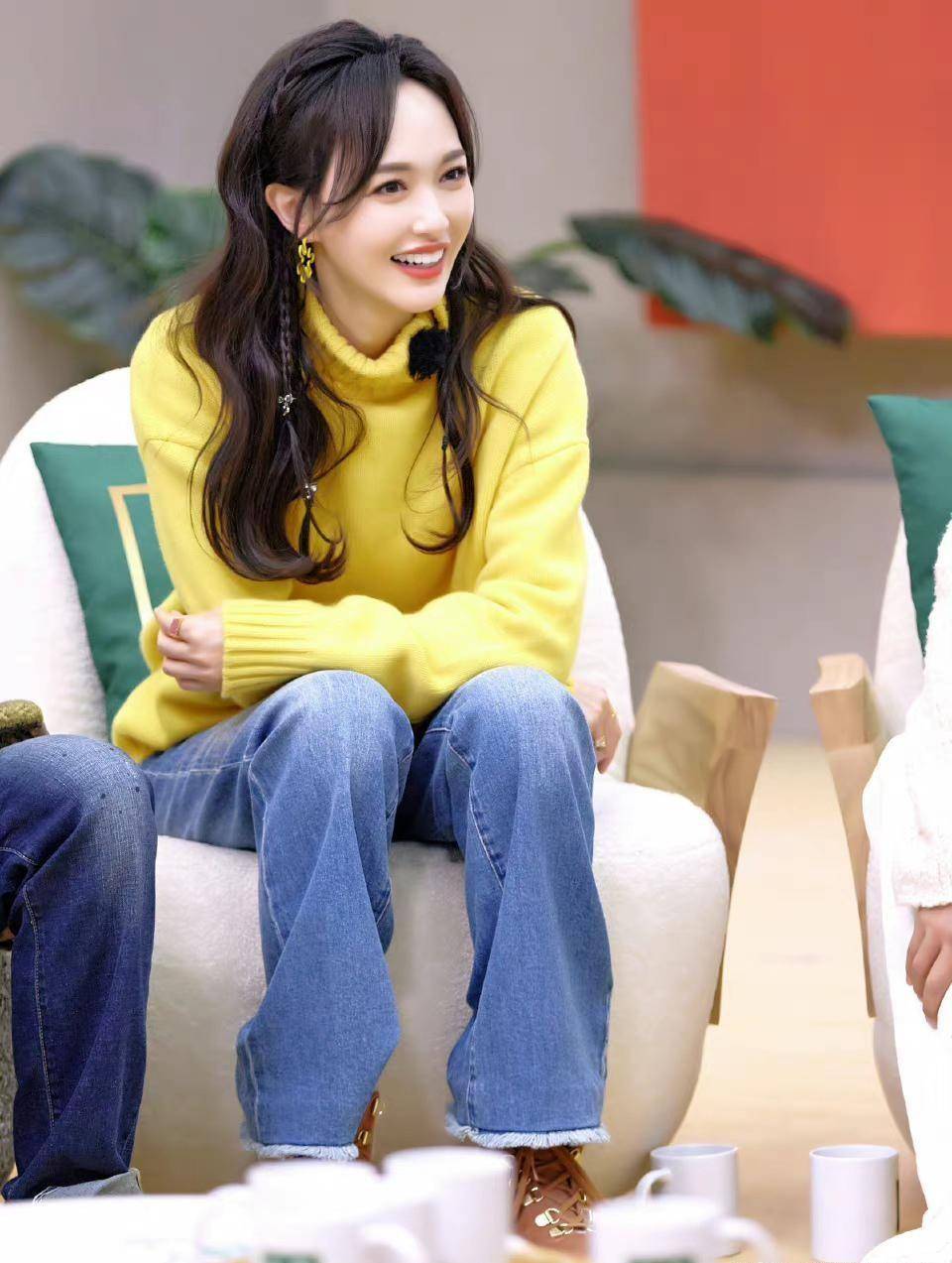 唐嫣录制《我们的客栈》,鹅黄色毛衣搭配蓝色牛仔裤,温柔又减龄_新