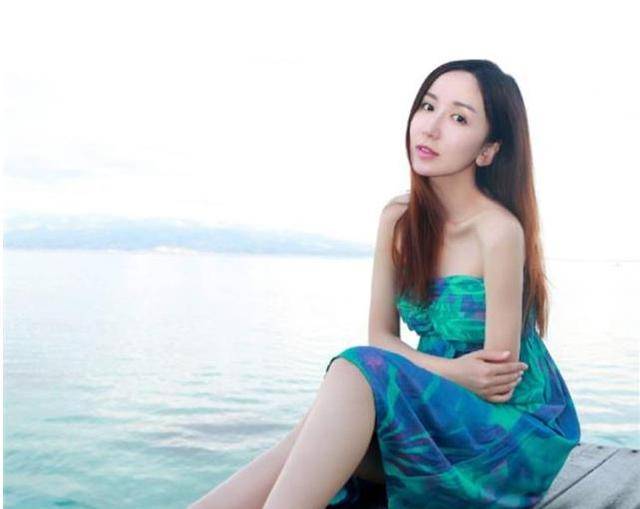 娄艺潇晒沙滩写真,身穿着比基尼,身材性感曼妙_演艺圈_海滩_阳光