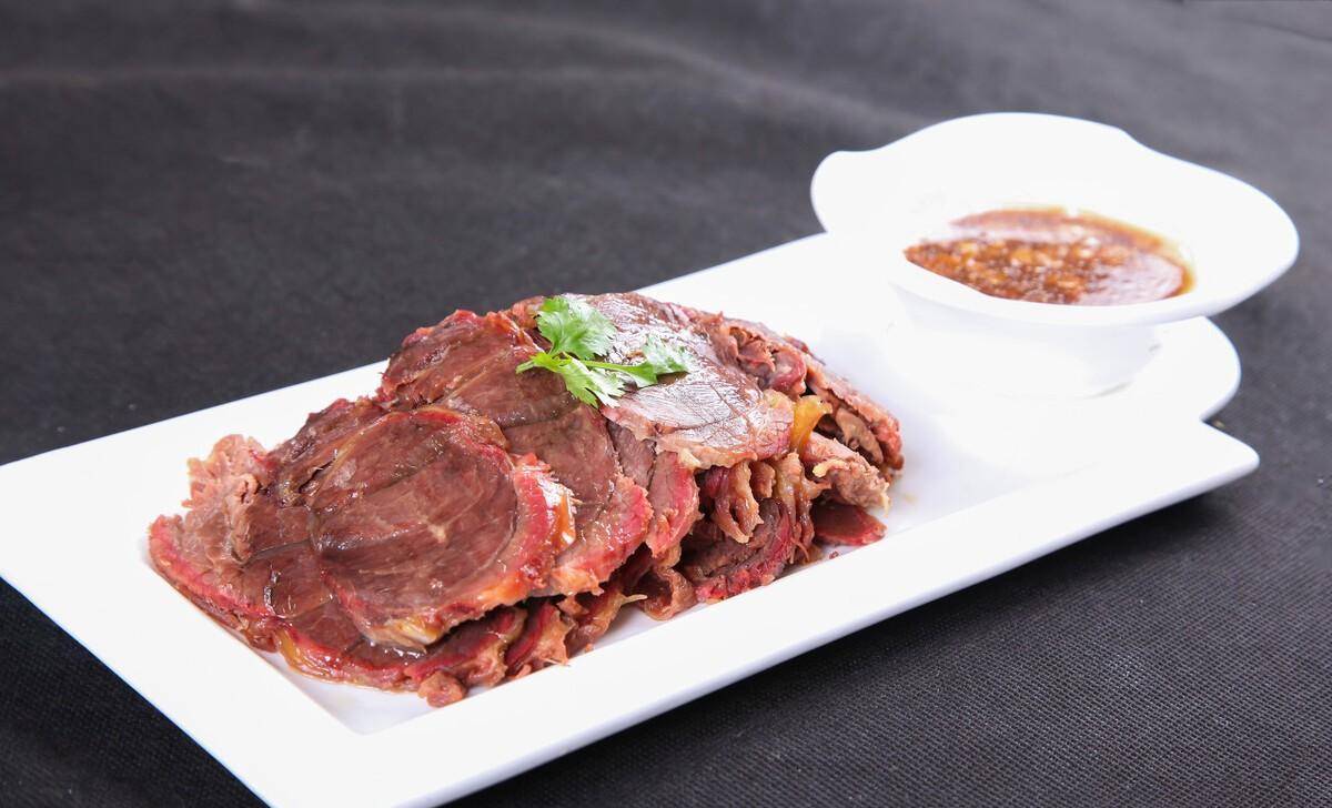 当然除了德州保店驴肉在我国不少地方驴肉也形成了独具特色的美食名吃