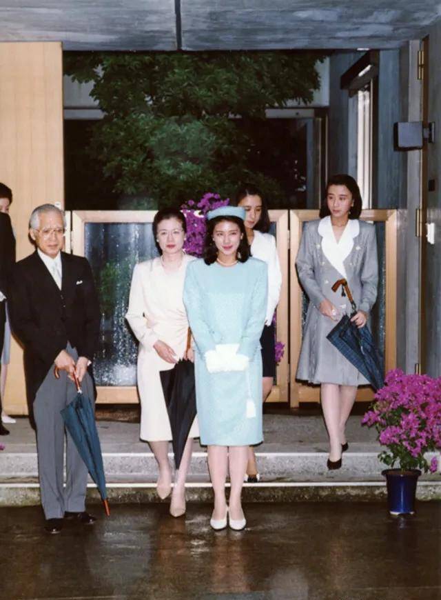 可惜雅子母亲的美貌基因,雅子容貌还尚可,到爱子公主已消失殆尽_气质