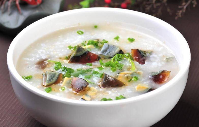 Teach you how to make a larger version of preserved egg and lean meat porridge, young people also love it, the taste is salty, sweet and delicious_Mobile Sohu.com