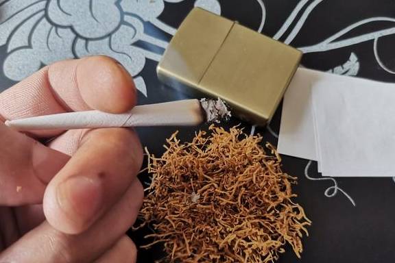 散装的烟丝,国产的诸如北方的漠河烟丝,南方的云南烟丝,广东南雄烟丝