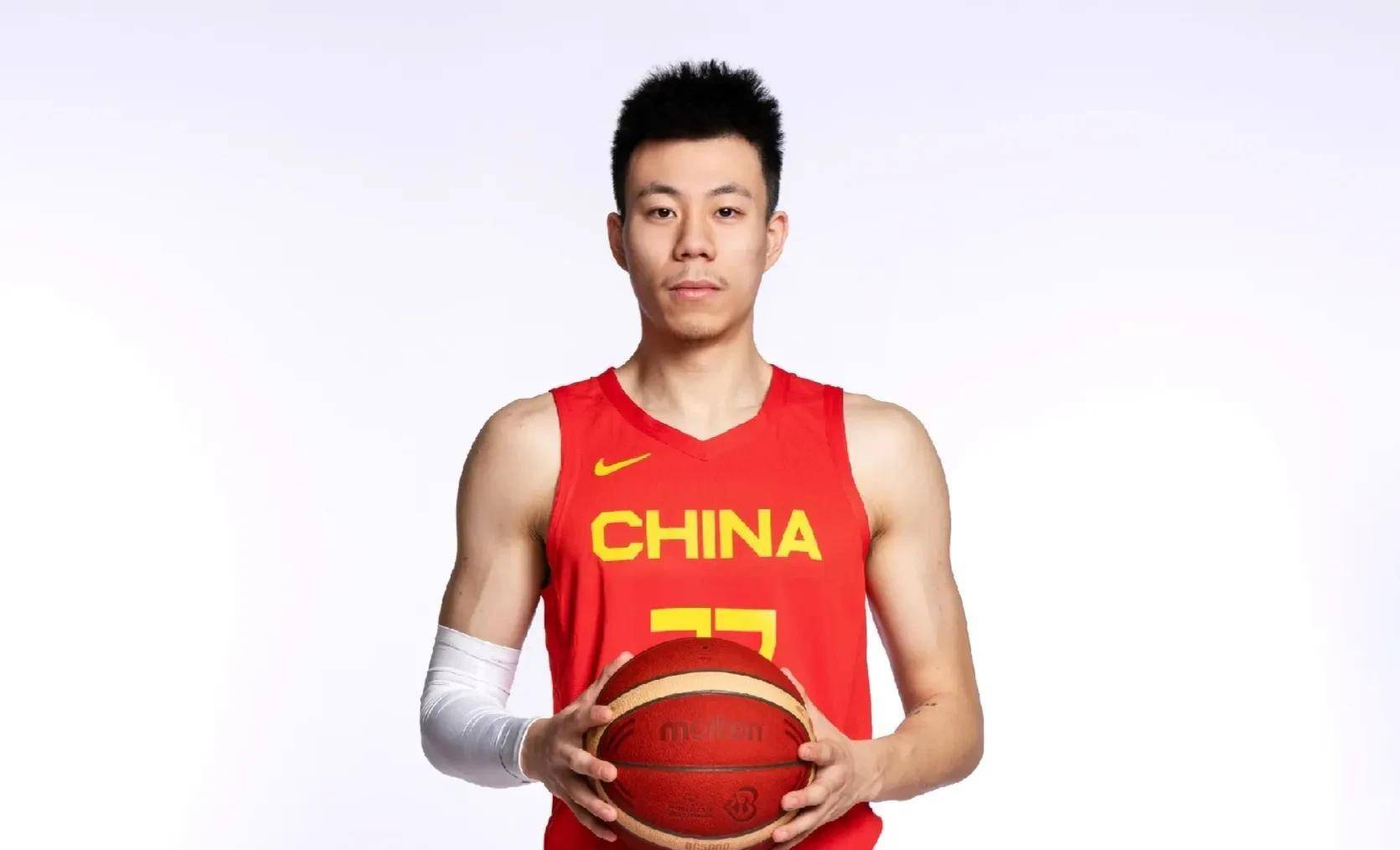 中国男篮定妆照出炉!广东双子星帅气,艾伦小曾自信,张镇麟显老