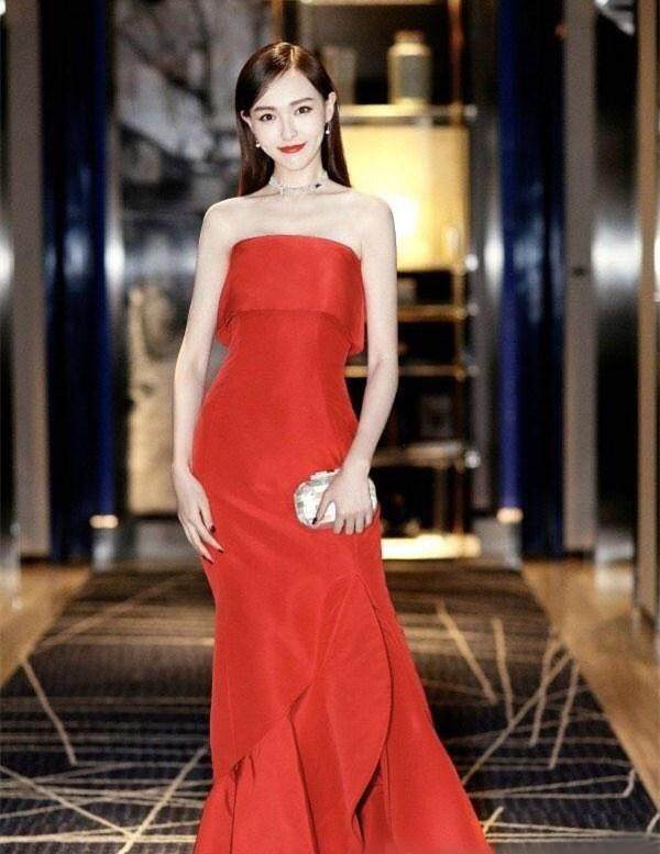 刘亦菲一抹红裙女人味十足,是不是和迪丽热巴一样美
