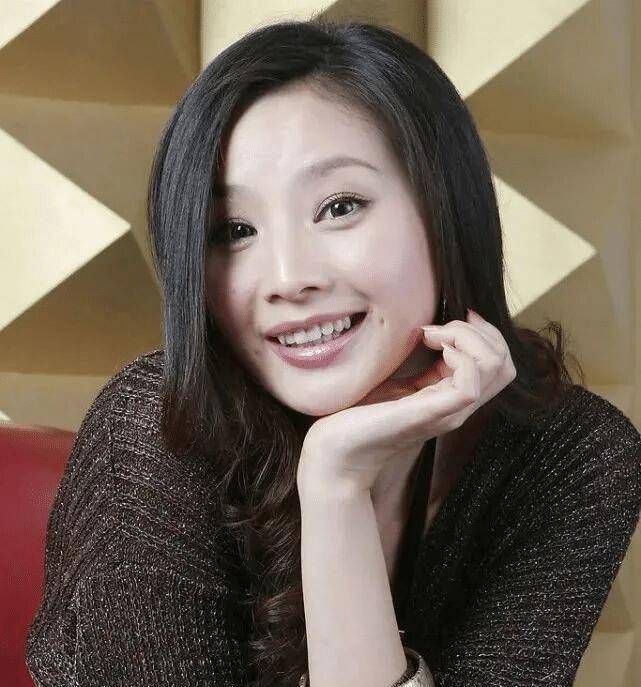 40岁的广东台美女蔡紫芬,戏里是牛局长情人,现实中的她感情成谜_粤语