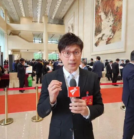 永全出席云浮南江文化艺术节,被粉丝围拍仍不失风度_陈维聪_珠江_明星