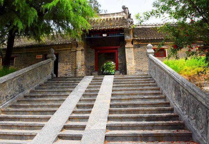 宣传部的张振又驱车带记者来到睢县老城中古迹袁家山参观