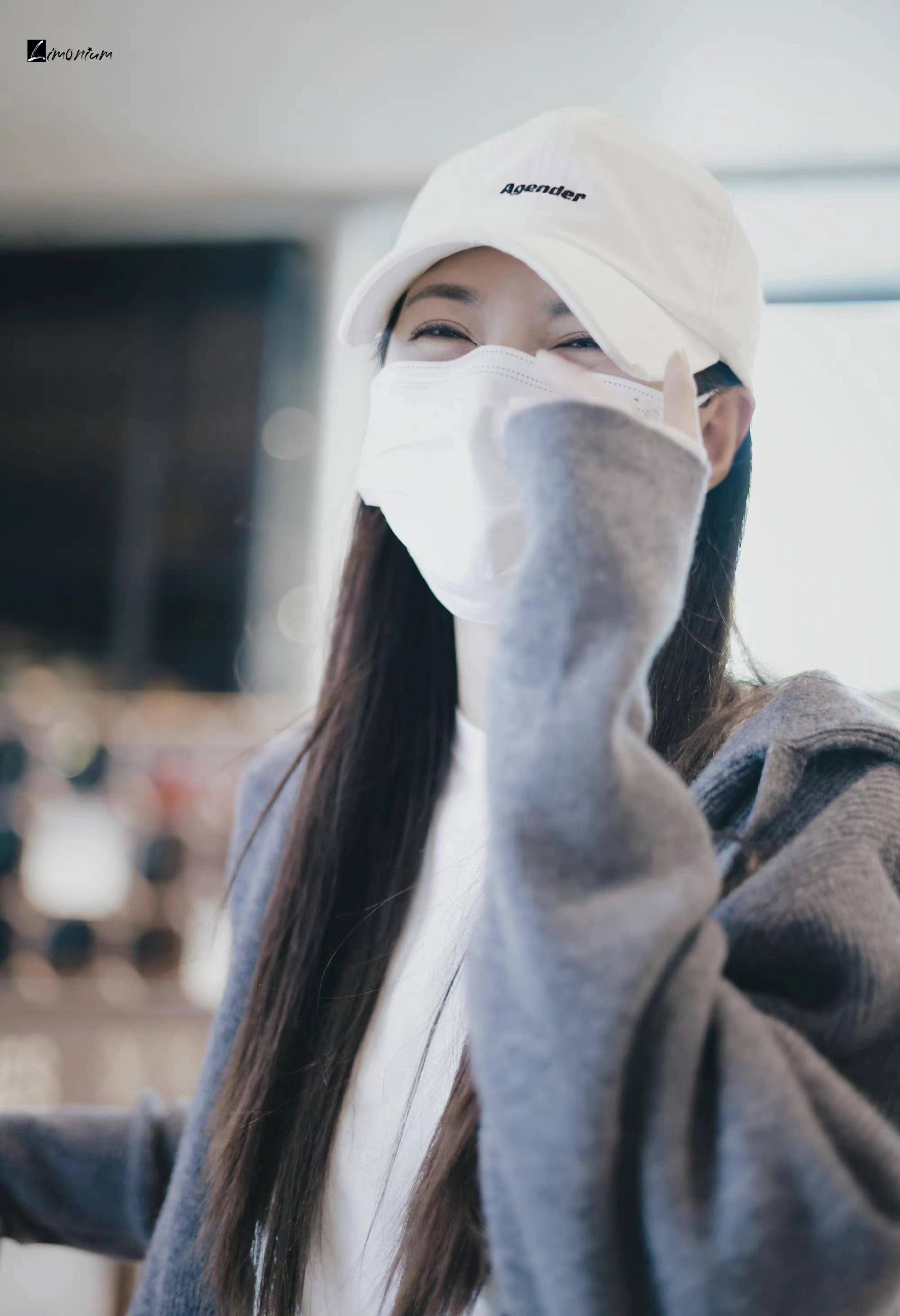 沈梦辰现身机场,针织开衫搭配牛仔阔腿裤,休闲又随性_造型_气质_身材