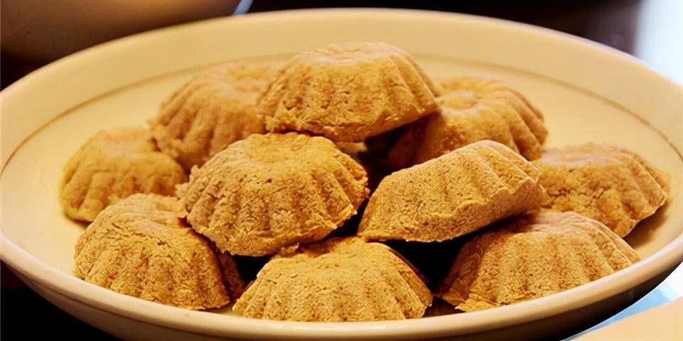 食用糌粑时一般用酥油茶和糌粑面搅拌后即可,有条件时可再加白糖和