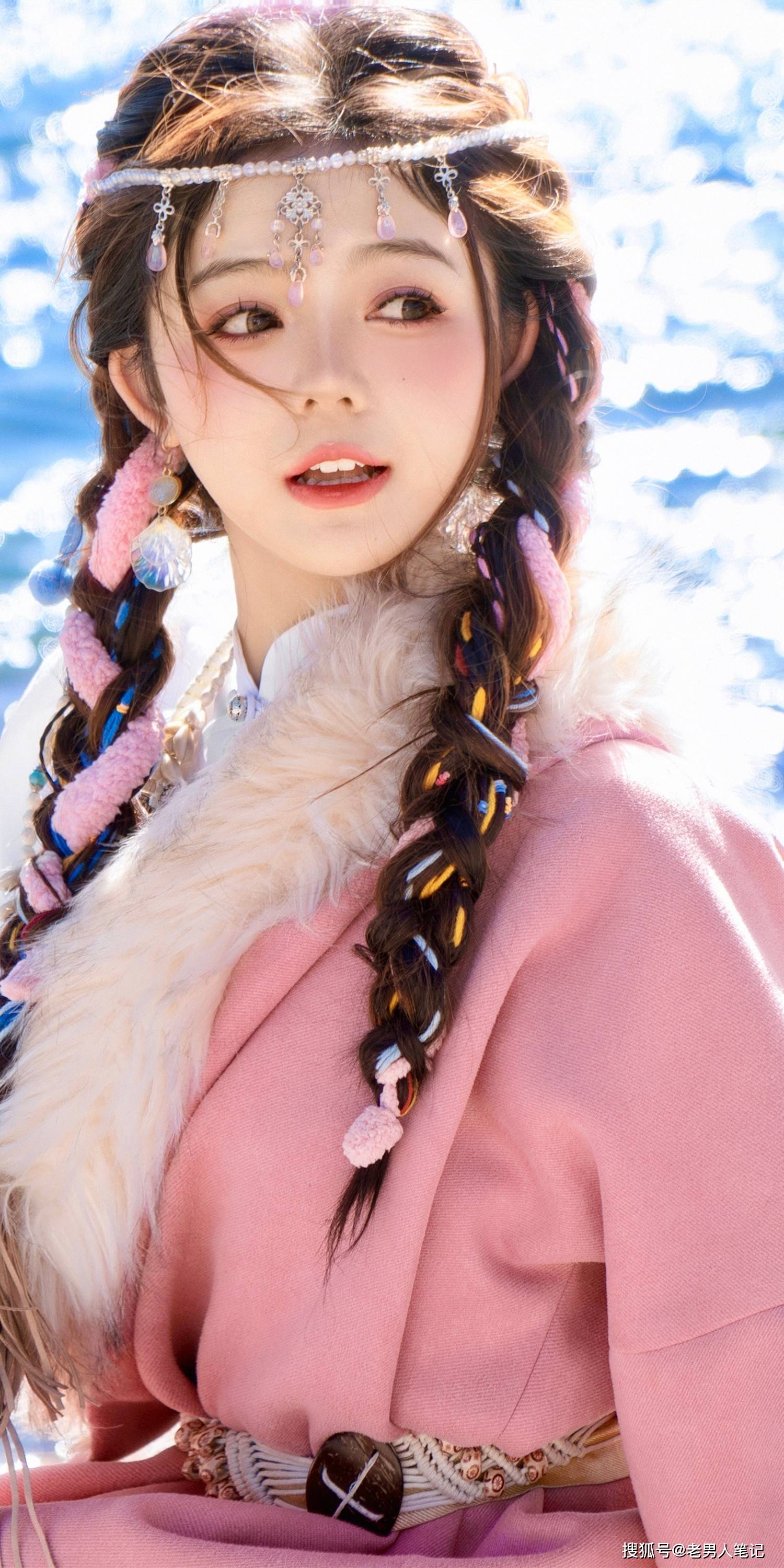 肖然心唯美写真壁纸,粗马尾民族风,粉色穿搭清新怡人_发型_形象_配饰