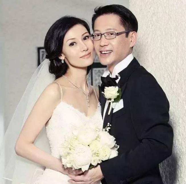同为豪门媳妇,霍启刚春节陪郭晶晶回娘家,李嘉欣却遭婆家嫌弃_霍家