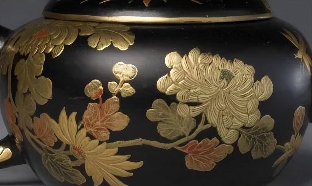 1000件珍藏紫砂器 - 第9件 紫砂胎黑漆描金菊花图执壶_金彩_乾隆_艺术