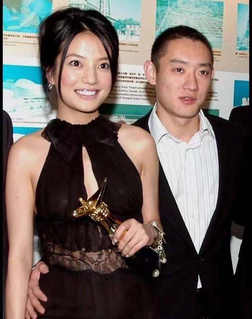 憧憬她遇到了普普通通没啥钱的经纪人刘永辉为了扶持对方的经纪事业