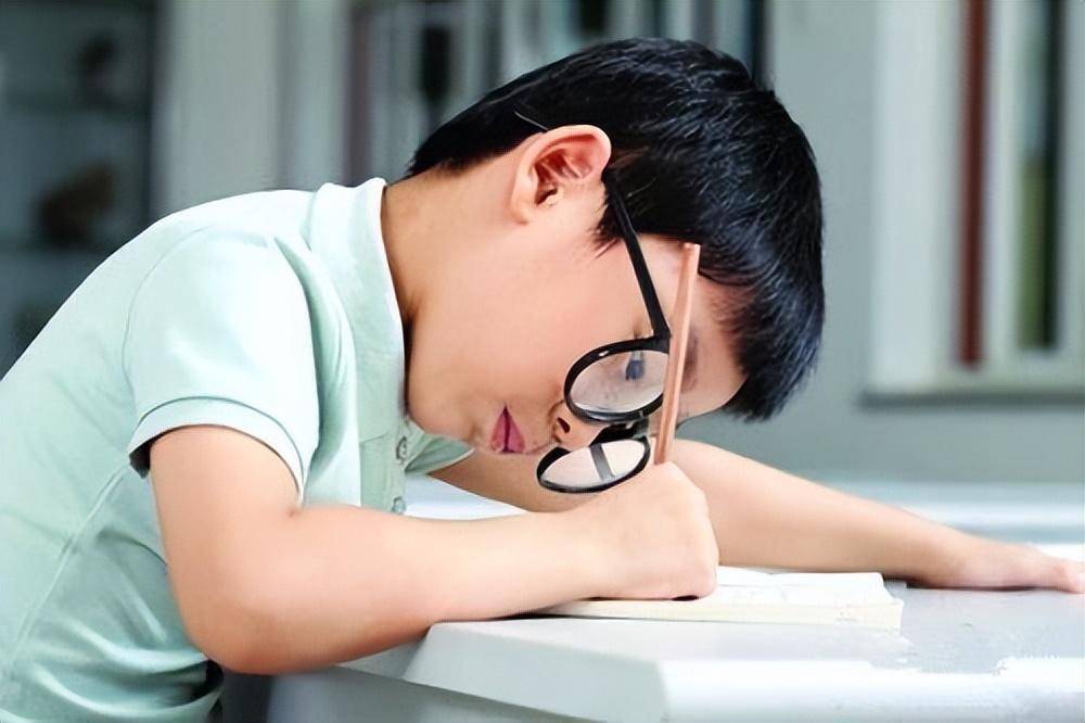 作为家长要及时采用外力手段加以控制,如果是不良习惯,如近距离看电视