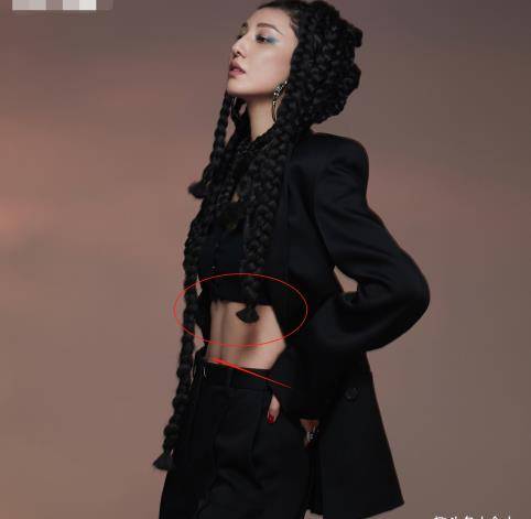 郑希怡更是穿着超短衣秀出了自己优秀的腹肌,虽然只是侧面,但是能看到