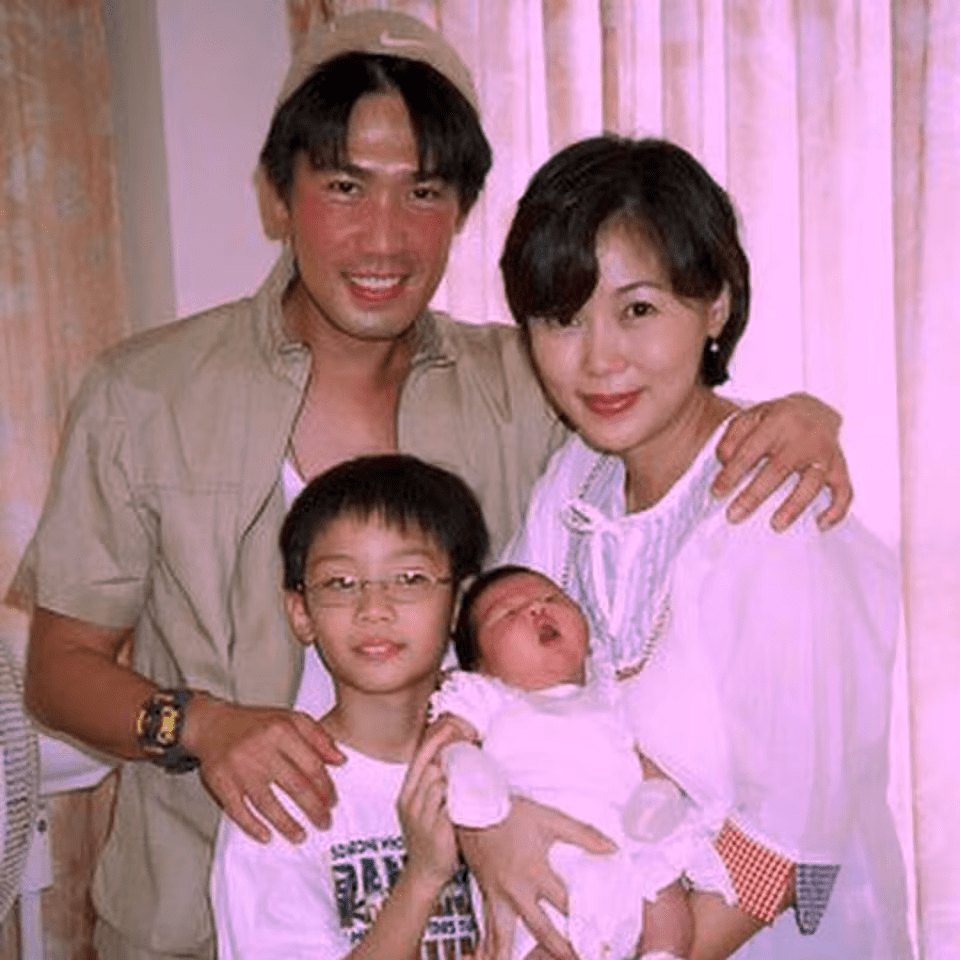 她是新加坡首位被称"阿姐"艺人,与丈夫相伴32年,儿女皆高颜值