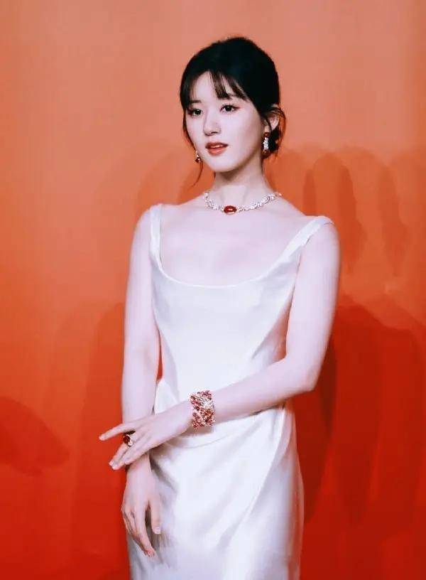 女性_赵露思_小视频