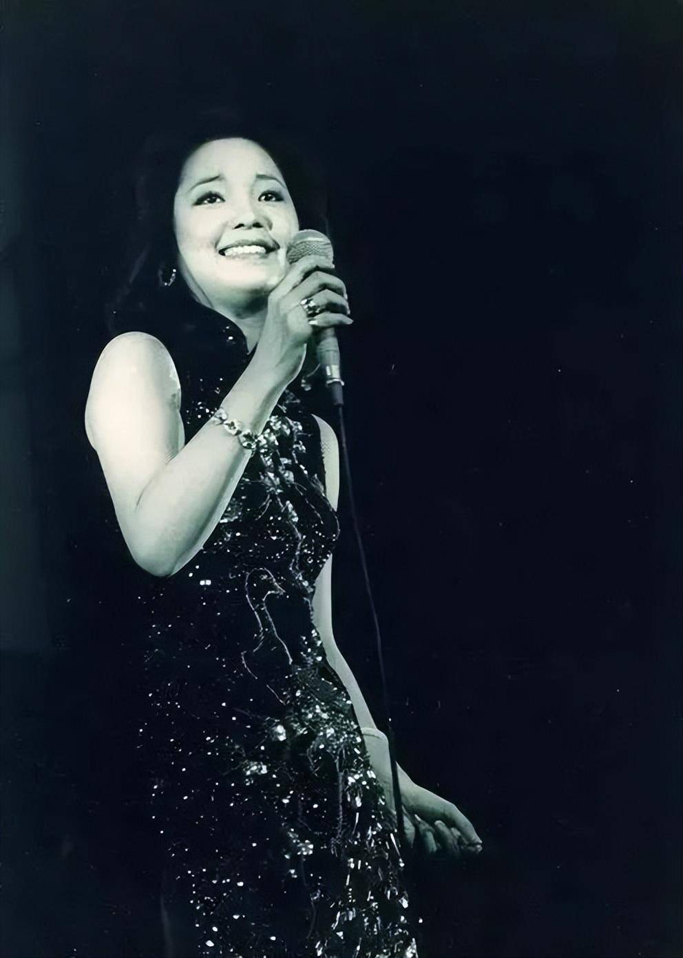 考古邓丽君,考的我脸红心跳_凌峰_旗袍_穿着