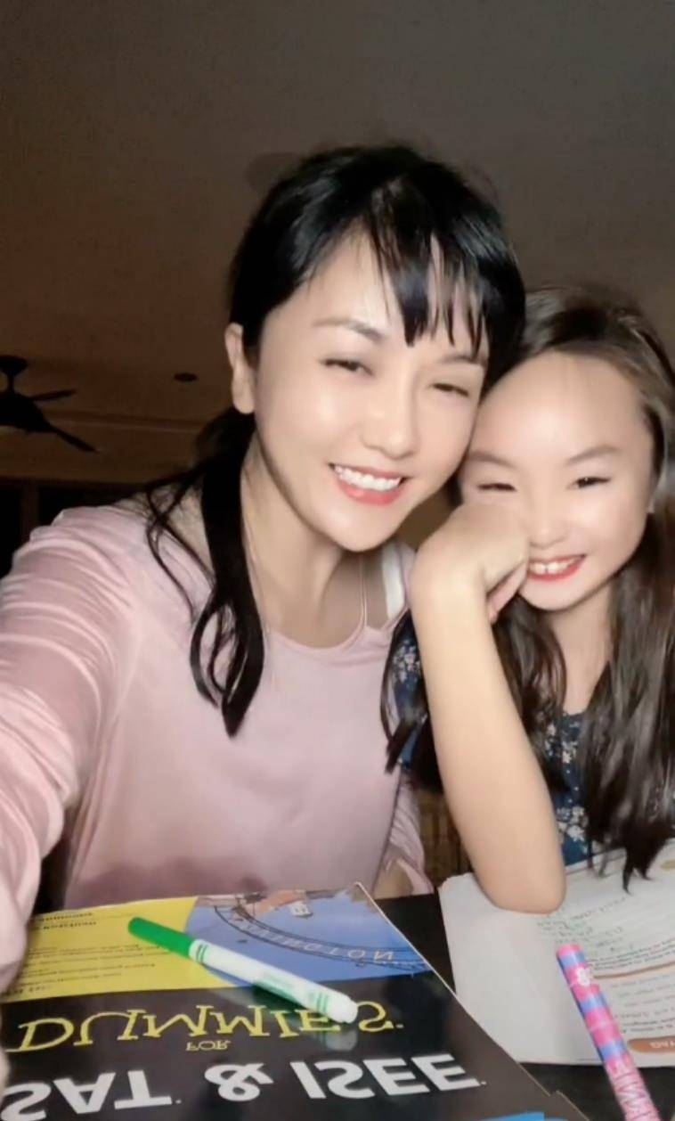 39岁小桃红罕晒女儿,豪宅内景暴露阔太身份,神秘老公从未露面_刘淼