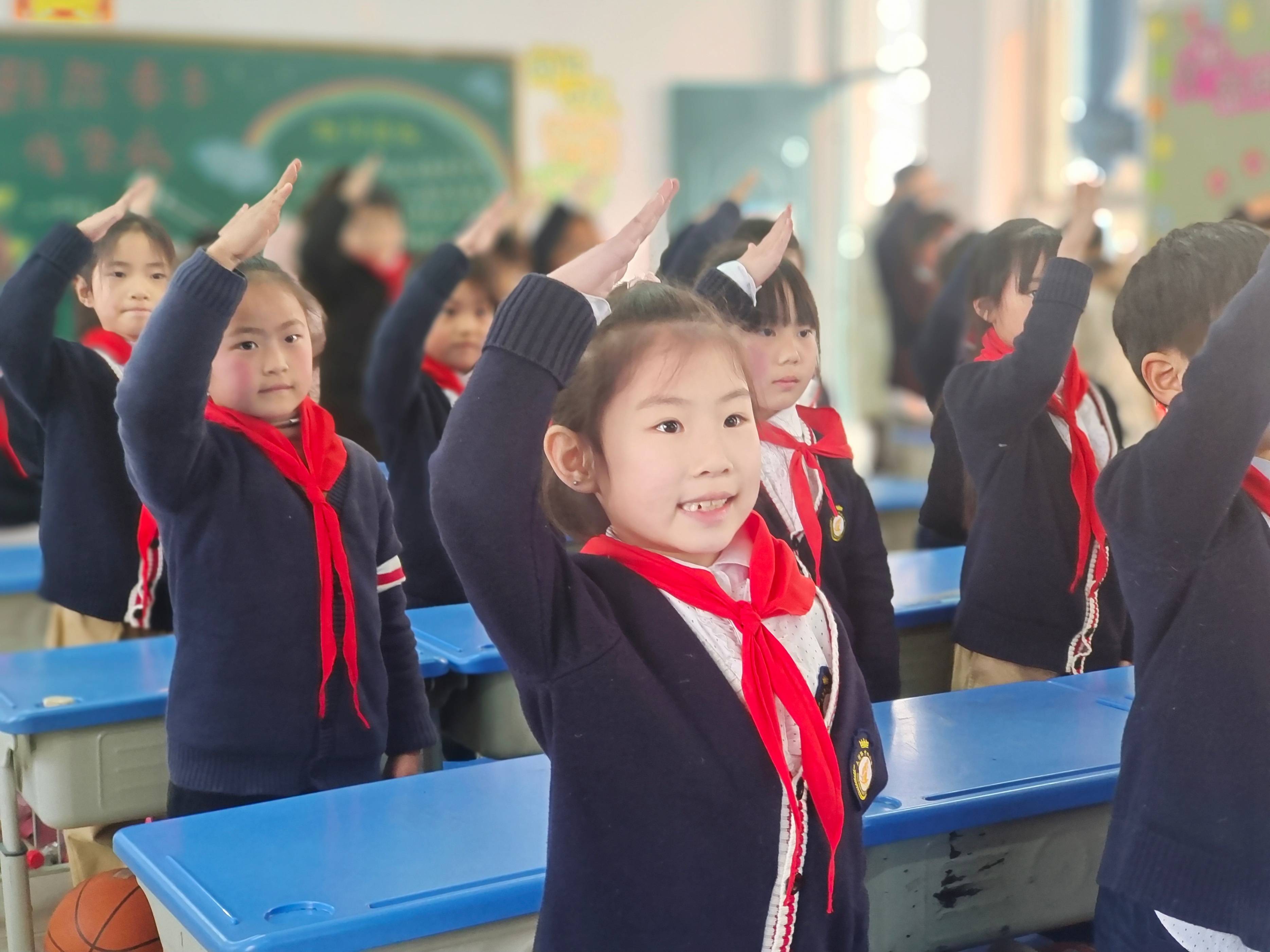 展礼仪风采,做强国少年_活动_少先队员_红领巾