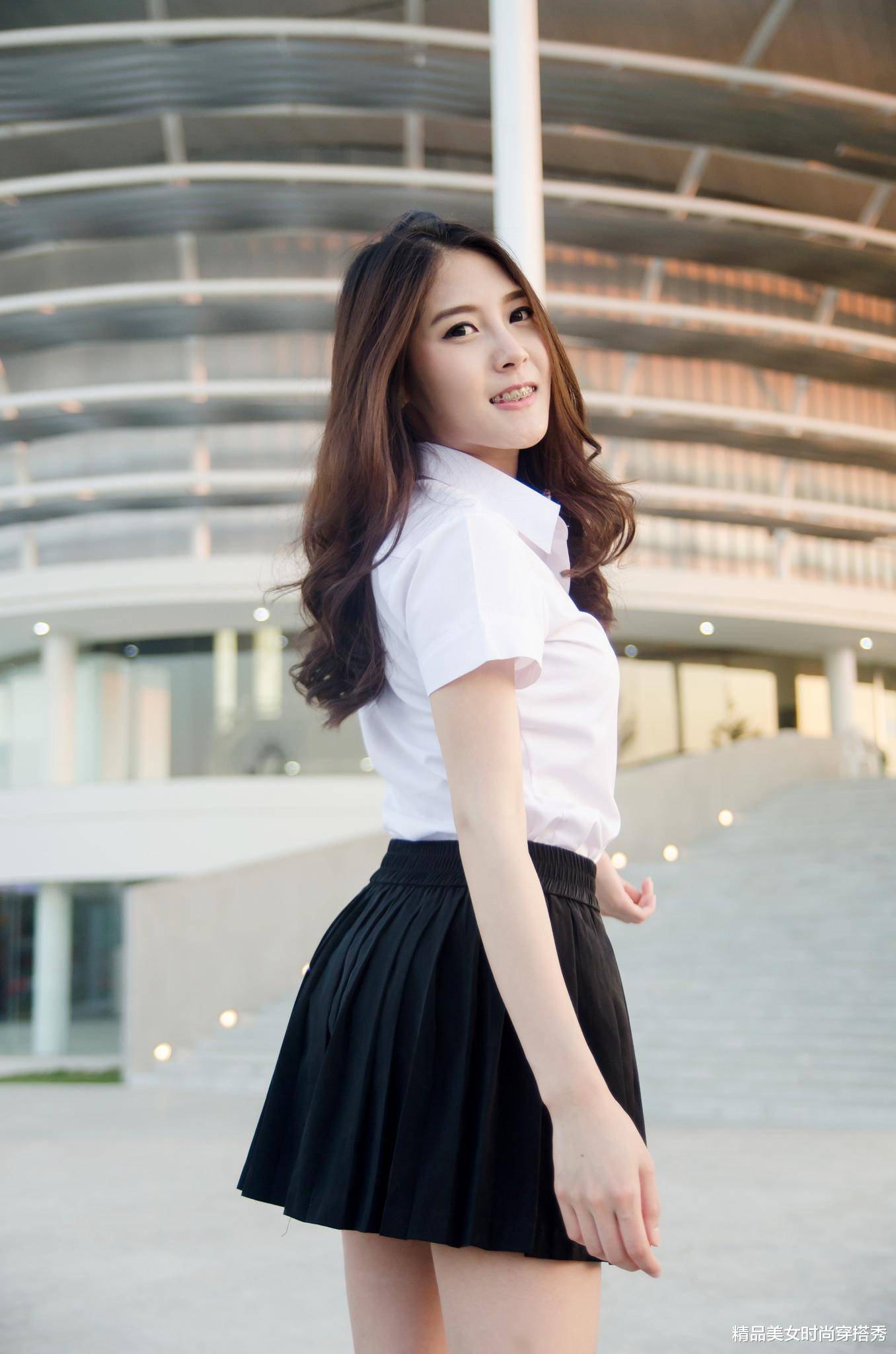 白色短袖衬衫配黑色百褶短裙既有干练知性的魅力同时又不失清纯感