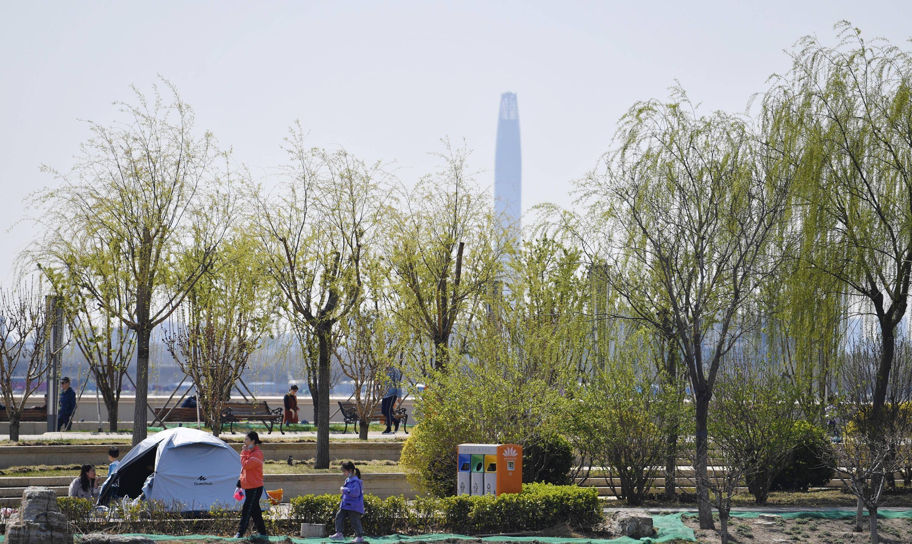 天津生态城房车营地热闹非凡好似集市 市民扎堆露营享受春日时光