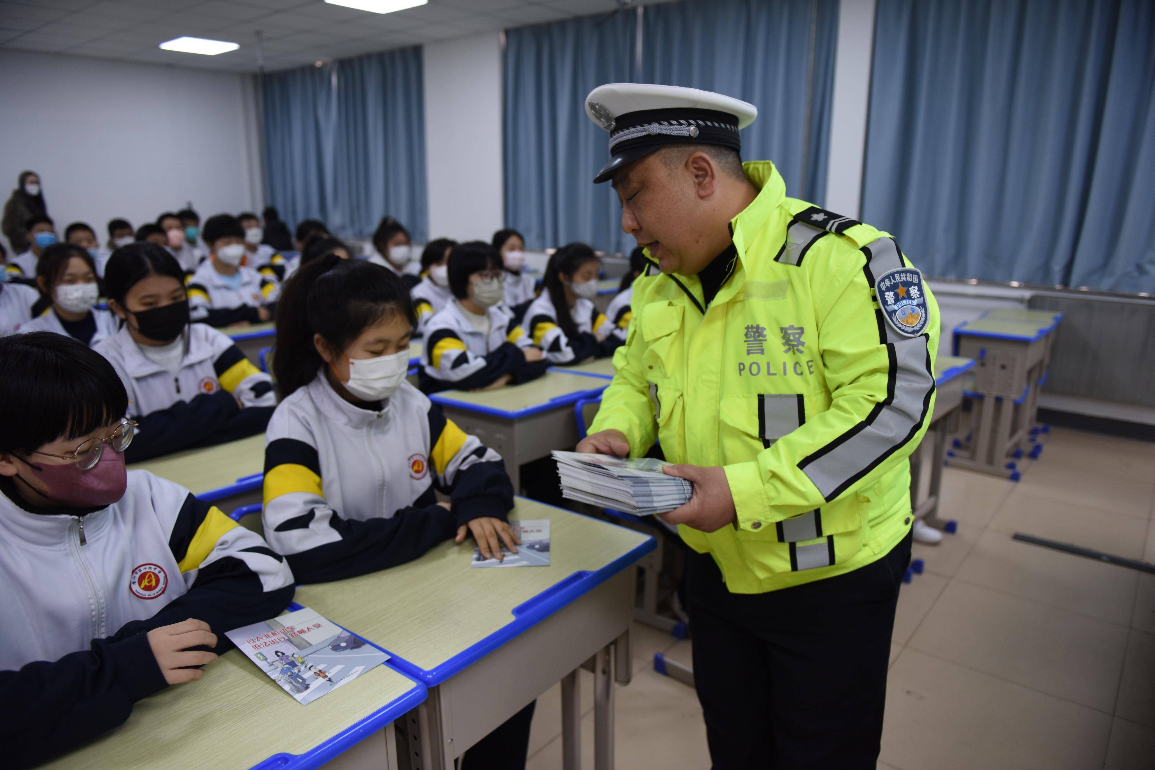 河北省唐山市古冶区交警深入中学校园开展交通安全宣传教育活动_文明