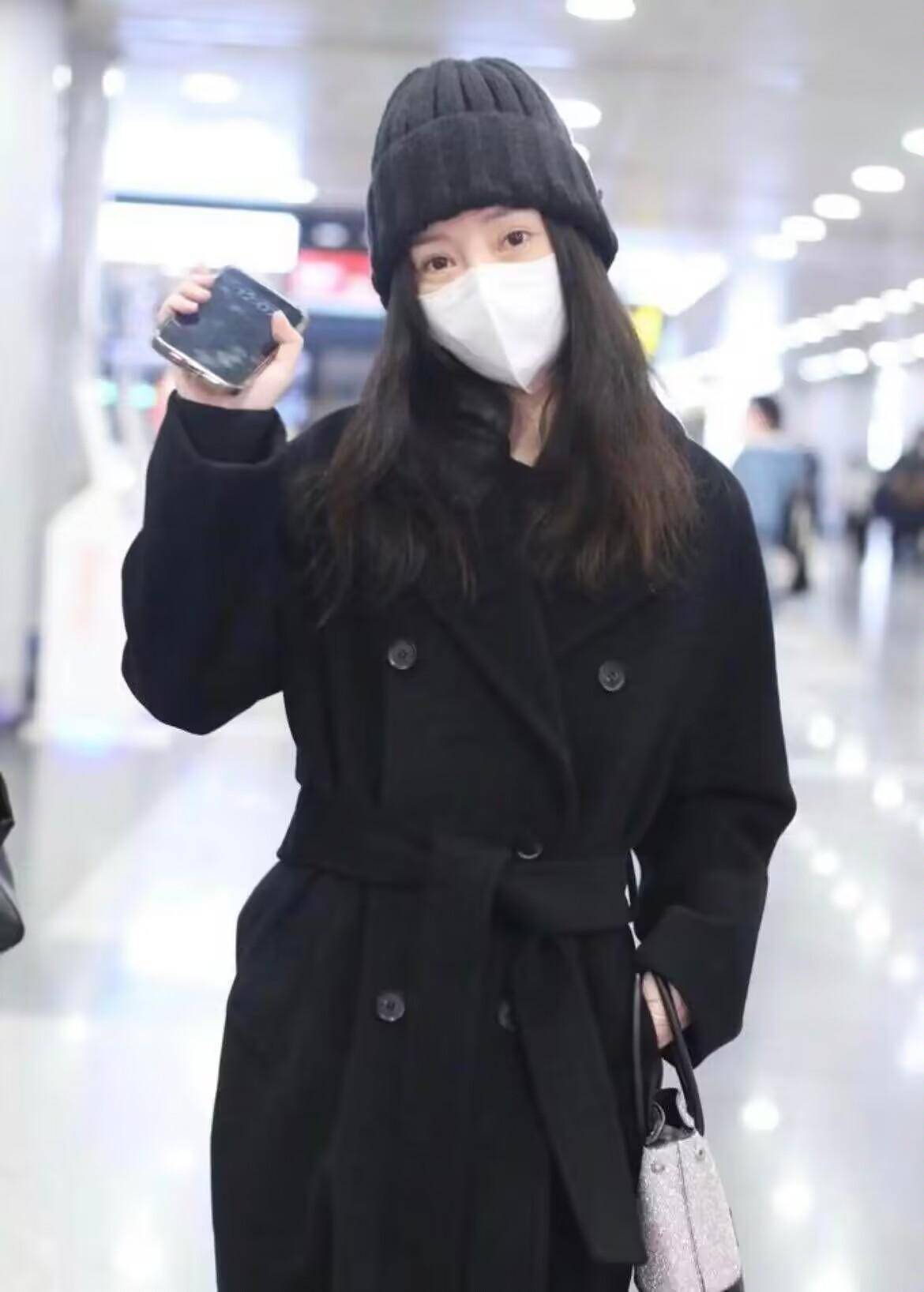 柳岩又瘦出了新高度,穿厚重的大衣走机场,也能美成焦点!